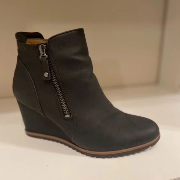 Boots - Picture 2 of 5